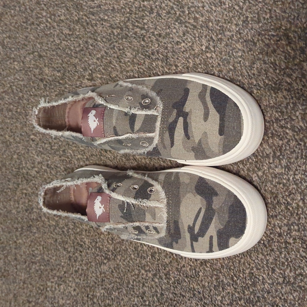 Rocket dog camo tennis shoes